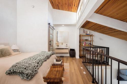 Mediterranean LA Loft w Pool, Fitness Room & Tennis Courts in Encino