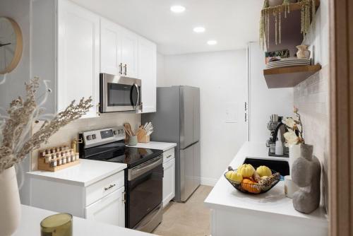 Mediterranean LA Loft w Pool, Fitness Room & Tennis Courts in Encino