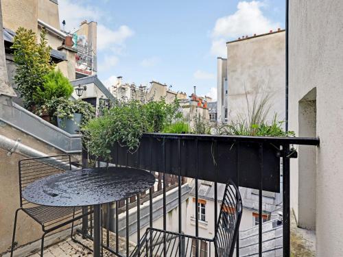 Cosy and atypical Marais Balcony - 1 BDR 2 P - image 6