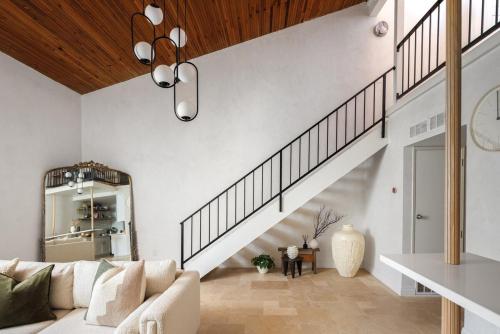 Mediterranean LA Loft w Pool, Fitness Room & Tennis Courts in Encino