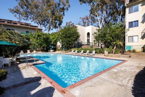 Mediterranean LA Loft w Pool, Fitness Room & Tennis Courts in Encino