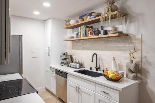 Mediterranean LA Loft w Pool, Fitness Room & Tennis Courts in Encino