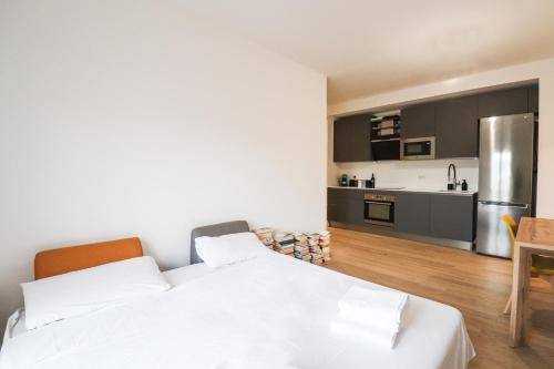 Modern Deluxe 2 Suites Apartment - 15min Colosseum & Metro 5min - AC, Wifi, Rome (photo 3)