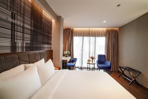 Suite, city view