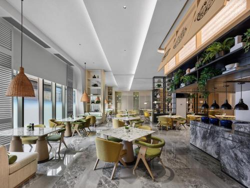 Restaurant, Hilton Shanghai Hongqiao International Airport near Shanghai Hongqiao International Airport