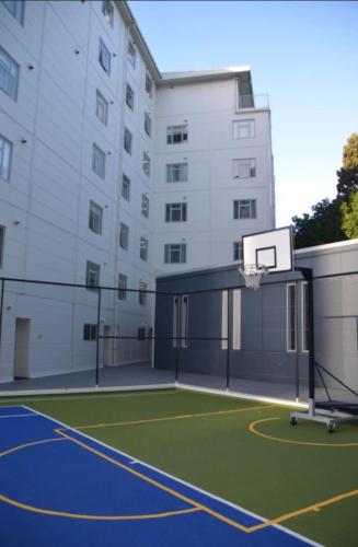 2br newly renovated apartment w free parking