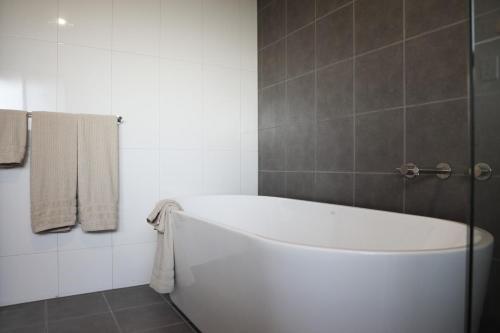 บริการและสิ่งอำนวยความสะดวก, Dreamy Abode - Vineyard Retreat in บาร์เมรา