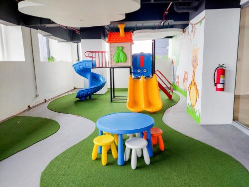 สนามเด็กเล่น, Furnished 1BR at Bintaro Embarcadero By Travelio in การัง เตงะห์