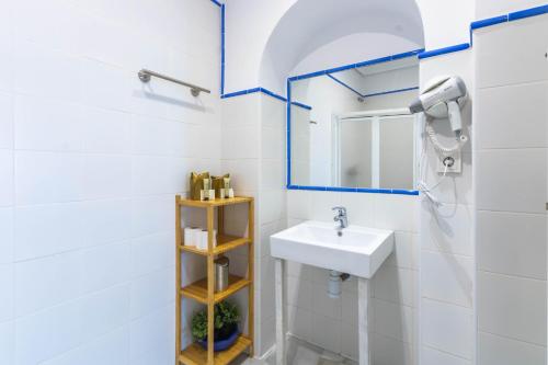 Hostel Mayflowers Room Type - Deluxe Double Room with Shower