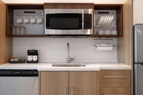 Konyha, Home2 Suites by Hilton Brownwood in Brownwood