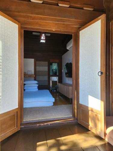 Budget Double Room image 8