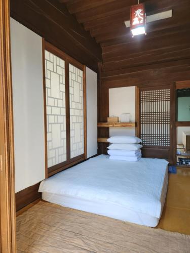Budget Double Room image 9