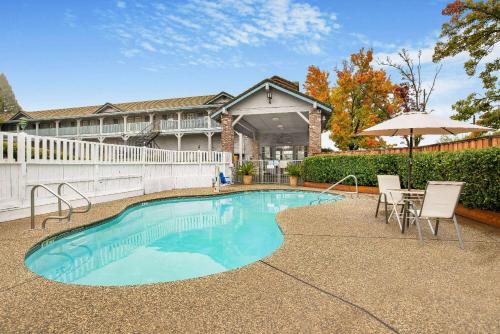 Super 8 by Wyndham Auburn - image 12