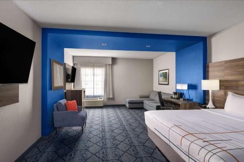 1 king bed, 1 sofa bed