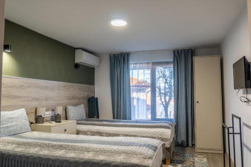 2 twin beds
