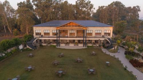 Viesnīcas āriene, Vanashraya Resort in Bail Parao