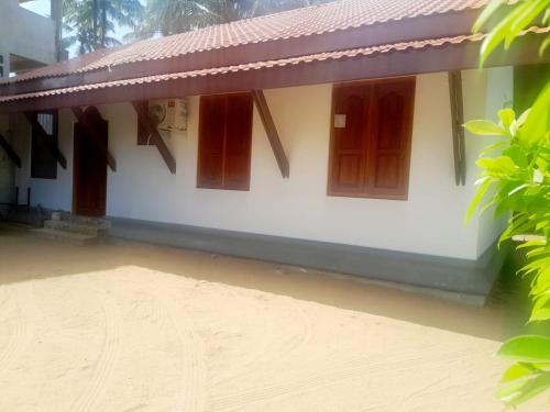 The Beach Club Wadduwa Villa & Sea food Restaurant in Vaduva