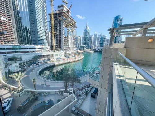 Yogi - Marina 2BR Apt Lake & Balcony Views, Dubaj