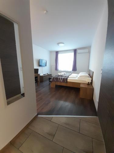 Studio Apartment image 8