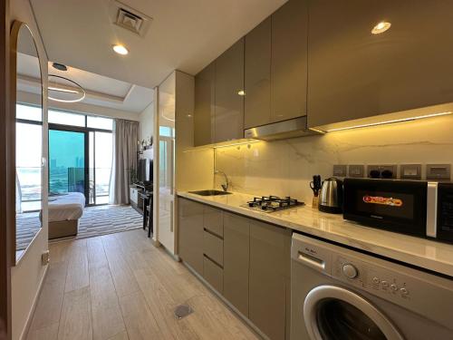 Yogi – Studio with Creek Views | Al Jaddaf | Pool - image 14