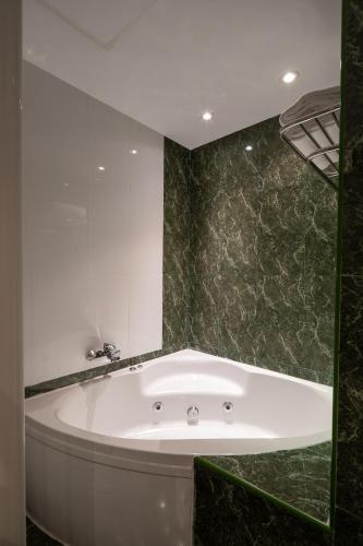 Bathroom, Gran Hotel Attica 21 Las Rozas in Las Rozas