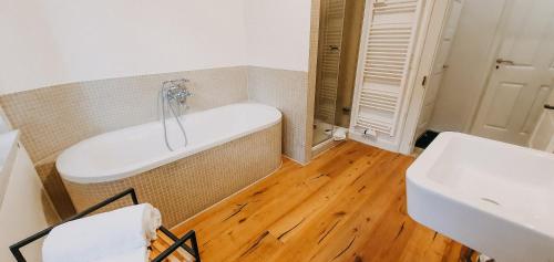 2 bedrooms, 5 beds