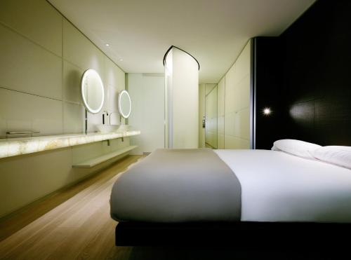 Deluxe Room image 10