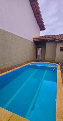 Casa Condomínio Ubatuba com churrasqueira privativa