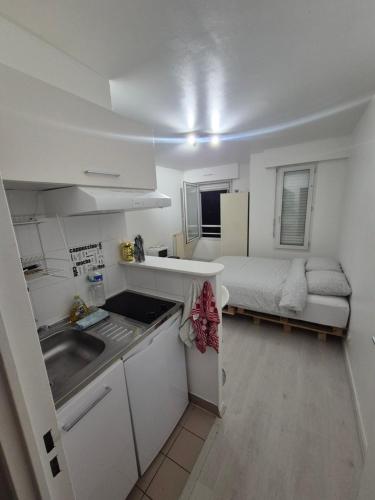 Studio a Suresnes — other in 4 Allée Santos Dumont, Suresnes, 92150, France