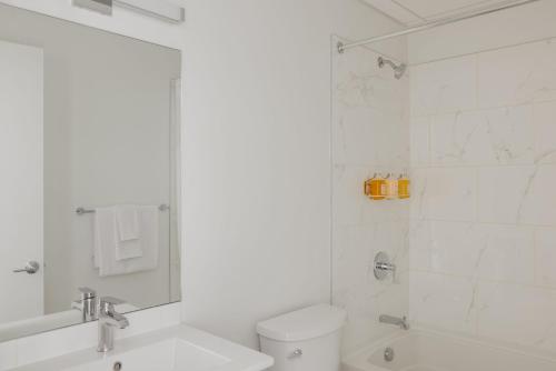 Two-Bedroom Deluxe Apartment - Non-Smoking image 5