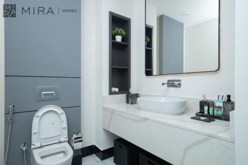 Mira Holiday Homes - Newly 2 bedroom with balcony in Business Bay, Dubai (Foto 9)