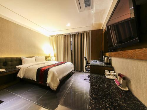 Hotel Zenith Hotel Zenith is conveniently located in the popular Wonmi gu area. Featuring a satisfying list of amenities, guests will find their stay at the property a comfortable one. Service-minded staff will we