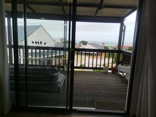 Balkon/teras, Spacious, comfortable beach house in Pantai Pearly