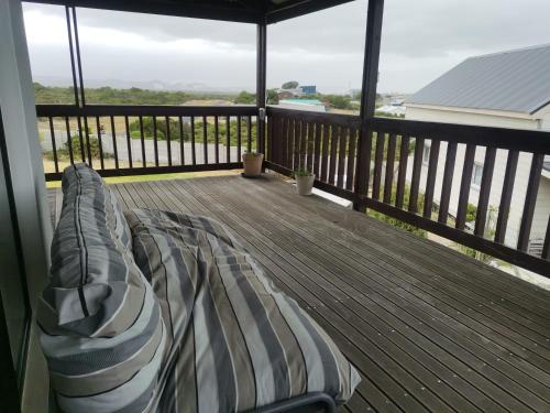 Balkon/teras, Spacious, comfortable beach house in Pantai Pearly