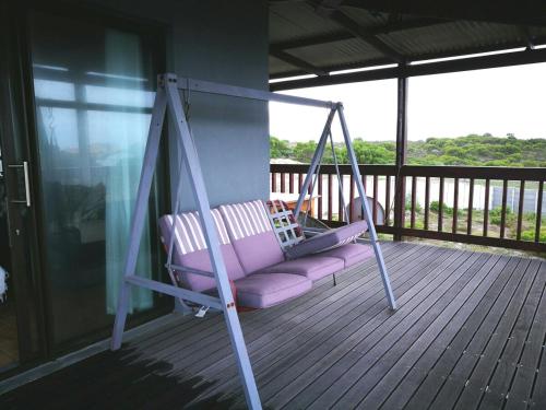 Balkon/teras, Spacious, comfortable beach house in Pantai Pearly