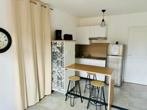 Studio avec extérieur ombragé (Studio avec exterieur ombrage) in Saint-Marcel-les-Valence (Rhone-Alpes)
