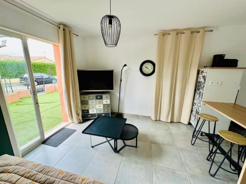Studio avec extérieur ombragé (Studio avec exterieur ombrage) in Saint-Marcel-les-Valence (Rhone-Alpes)