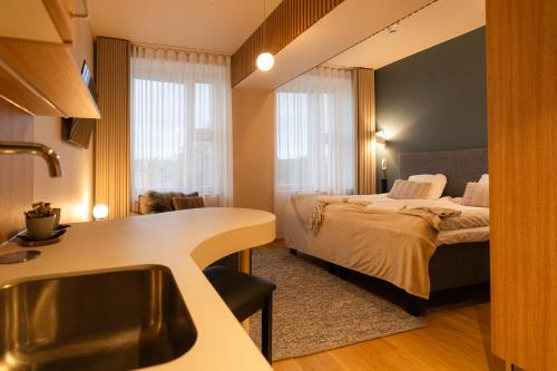 2 queen beds, 1 sofa bed