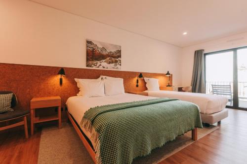 1 queen bed, 2 twin beds