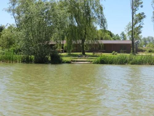 Exclusive Lodge overlooking private lake gîte à louer Robert-Magny