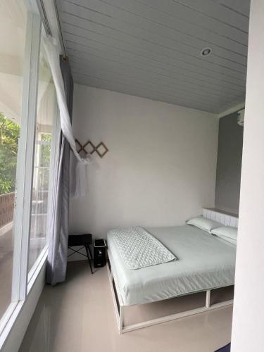 Sarasutha pool and villa in Lingsar