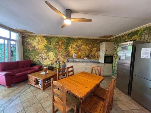 jaettu olohuone/TV alue, Hostel Los Duendes del Sur in Tenerife