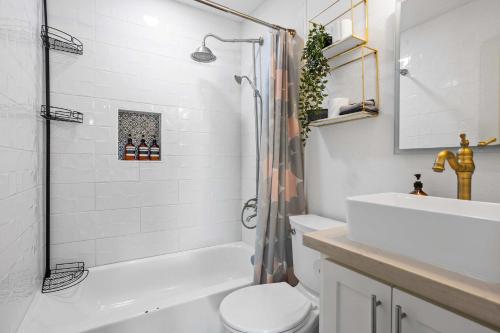 HTX Dtown Apt I Sleeps 7 Wi-Fi Parking Free Gym in Houston, USA