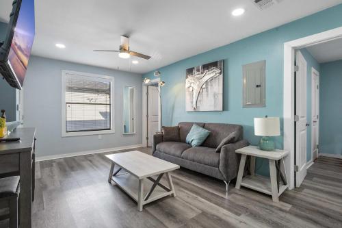 HTX Dtown Apt I Sleeps 7 Wi-Fi Parking Free Gym in Houston, USA