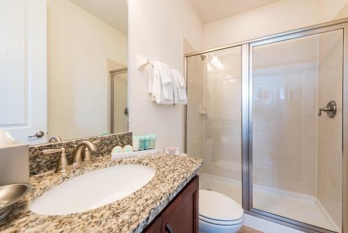 Fabulous Home by Rentyl Near Disney with Private Pool, Themed Room, Bunkbeds & Resort Amenities - 291P in Orlando, USA