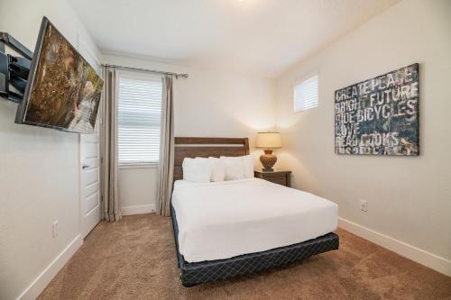 Alluring Home with Private Pool near Disney - image 2