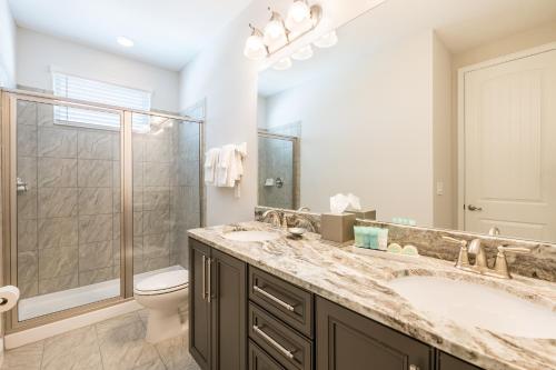 Vibrant Home with Theater Room & Pool Table near Disney - 7713G - image 11