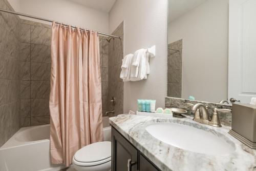 Vibrant Home with Theater Room & Pool Table near Disney - 7713G - image 6