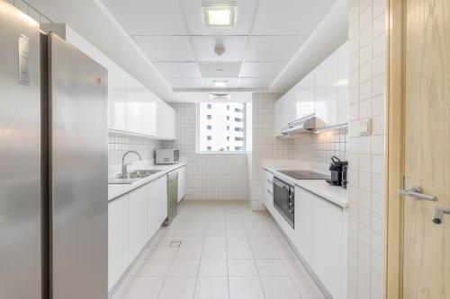 Beachfront Bliss Luxurious 3-BR Stay in JBR, Dubai (photo 5)
