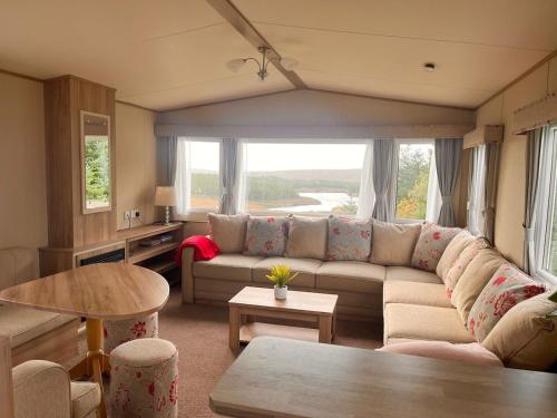 Ard Na Leice Scenic Escape with Lake Views in Dunglow